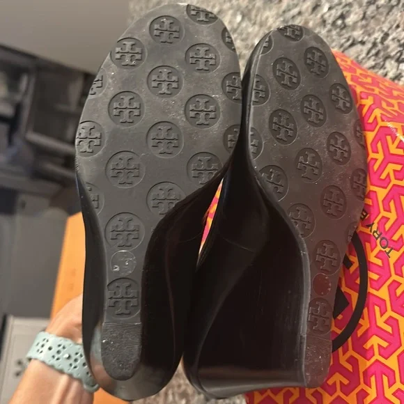 Tory Burch Sophie Wedge Black Metal Logo Women’s Size 9/ a classic!!! - Picture 8 of 9